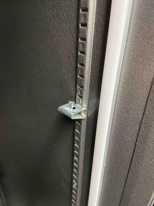 Кронштейн (металлический) для крепления полки холодильника